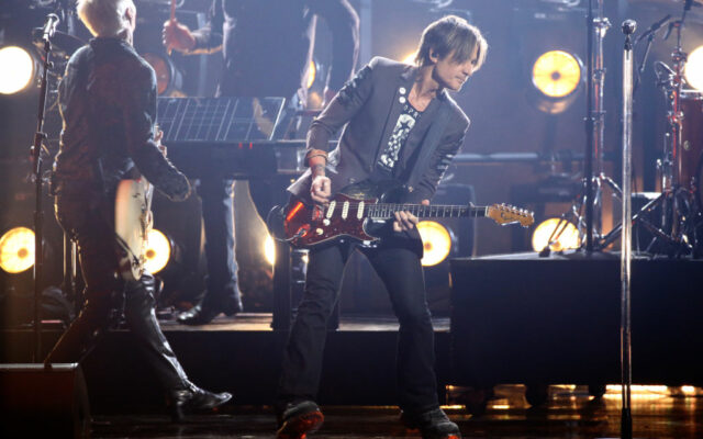 Watch Keith Urban Light Up The Stage With Epic Guitar Solo