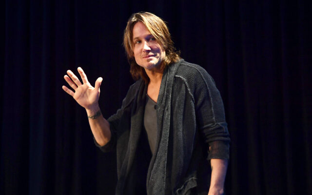 KEITH URBAN HAS FANS IN AWE